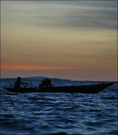 Vissers op het Victoria Meer. AFP
